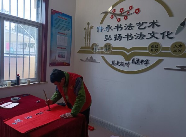 1.28日志愿者在街道社区宣传文化室书协对联.jpg