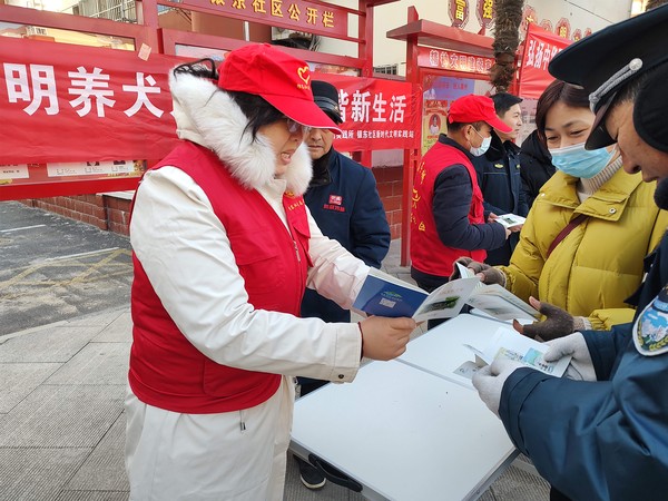 2022年1月13日  银东社区联合城管在辖区开展&ldquo;文明养犬宣传活动     拍摄者：王阳  工作单位：银东社区  (3).jpg