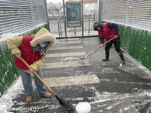 滁州市南谯区银花街道徐岗社区新时代文明实践站，2022年2月7日，开展铲冰除雪志愿服务活动，方便居民出行（拍摄者：银花街道徐岗社区 黄李义） (1).jpg