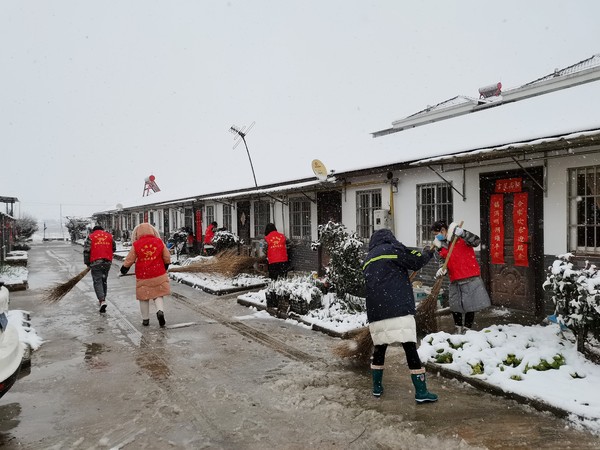 2月7日，姑塘村组织志愿者开展扫雪活动.jpg