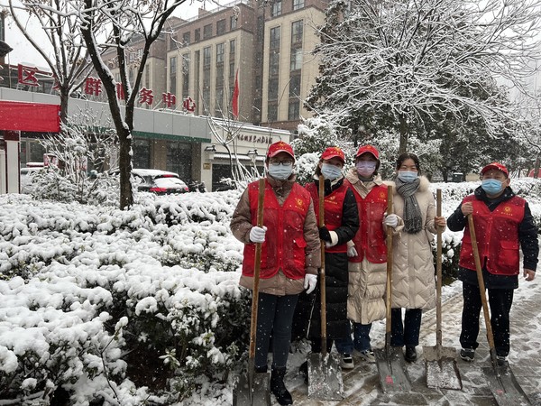2022年2月7日 东坡社区新时代文明实践站组织志愿者开展“扫雪除冰”志愿服务活动（拍摄单位：东坡社区拍摄人：周琳） (3).jpg