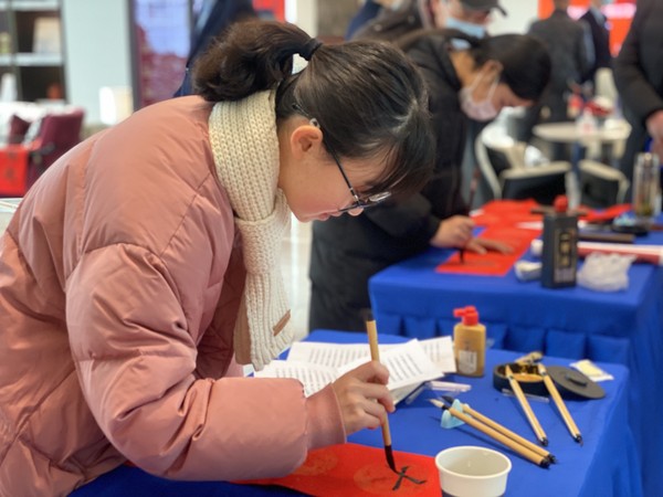 2022年1月29日,紫南社区新时代文明实践站开展写春联比赛。拍摄者:徐慧,拍摄单位:紫南社区 (2).png