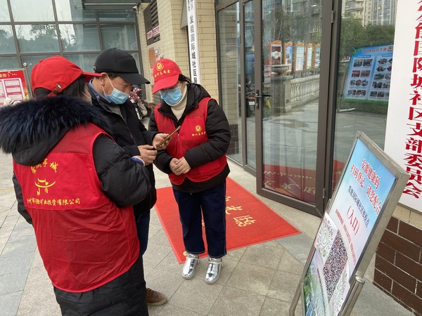 2022年1月17日，滁州市 兴滁矿业投资有限公司联合发能国际城社区新时代文明实践站开展“智慧助老”教老年人手机扫码志愿服务活动.（拍摄单位：发能国际城社区 拍摄者：薛瑶）jpg (1).jpg
