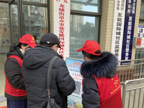 2022年1月17日，滁州市 兴滁矿业投资有限公司联合发能国际城社区新时代文明实践站开展“智慧助老”教老年人手机扫码志愿服务活动.（拍摄单位：发能国际城社区 拍摄者：薛瑶）jpg (2).jpg