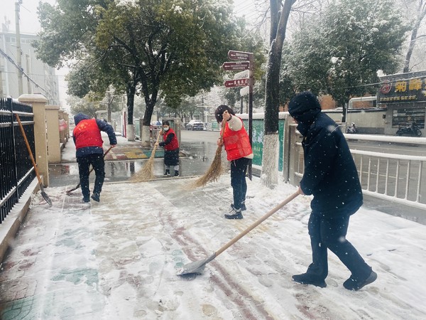 2022年2月7日，紫南社区新时代文明实践站组织志愿者开展清理积雪活动。拍摄者：徐慧，拍摄单位：紫南社区 (1).JPG