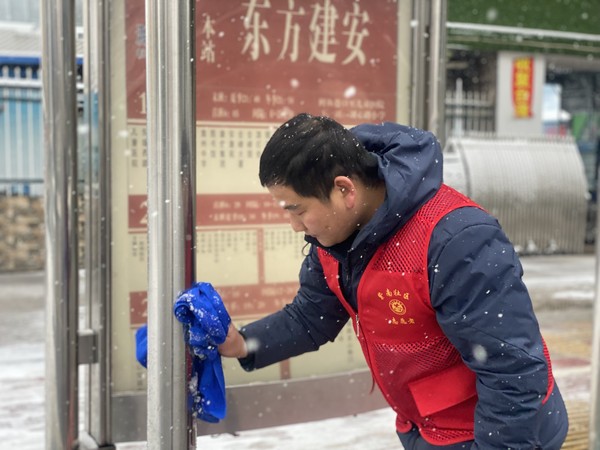 2022年2月7日，紫南社区新时代文明实践站组织志愿者开展清理积雪活动。拍摄者：徐慧，拍摄单位：紫南社区 (3).JPG