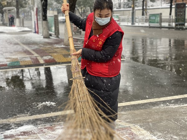 2022年2月7日，紫南社区新时代文明实践站组织志愿者开展清理积雪活动。拍摄者：徐慧，拍摄单位：紫南社区 (2).JPG