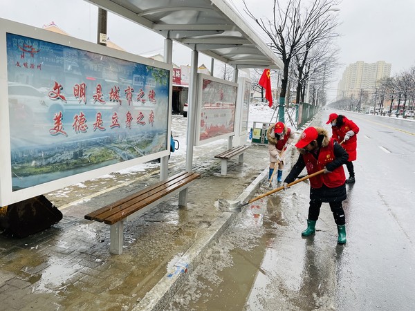 滁州市南谯区银花街道红庙社区新时代文明实践站，2022年2月7日，开展铲雪除冰便民志愿服务活动（拍摄作者：红庙社区高超）  (1).JPG