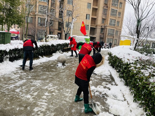 滁州市南谯区银花街道红庙社区新时代文明实践站，2022年2月7日，开展铲雪除冰便民志愿服务活动（拍摄作者：红庙社区高超）  (4).JPG