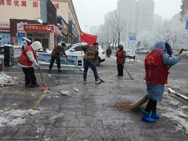 2022年2月7日花园社区新时代文明实践站组织进行扫雪除冰志愿服务活动（拍摄者：汪海云  拍摄者单位：同乐街花园社区） (1).jpg