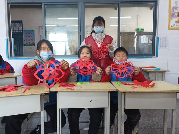 2022年1月18日花园社区开展“巧手剪窗花,快乐迎新春”主题活动(拍摄者:汪海云 拍摄者单位:同乐街道花园社区) (2).jpg