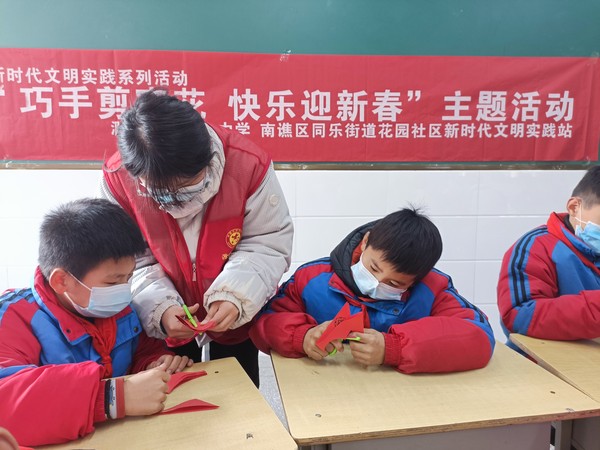 2022年1月18日花园社区开展“巧手剪窗花,快乐迎新春”主题活动(拍摄者:汪海云 拍摄者单位:同乐街道花园社区).jpg