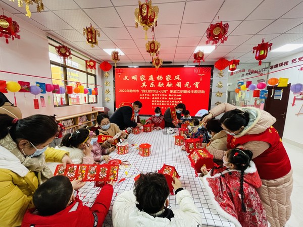 2022年2月10日 银东社区新时代文明实践站开展“文明家庭扬家风,其乐融融闹元宵”——2022年滁州市“我们的节日·元宵”家庭文明建设主题活动。 拍摄者:王阳 工作单位:银东社区 (7).jpg