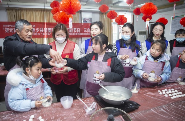 2022年2月10日，南谯区花园社区新时代文明实践站开展了&ldquo;搓元宵猜灯谜，老少共度团圆年&rdquo;主题活动 (2).jpg