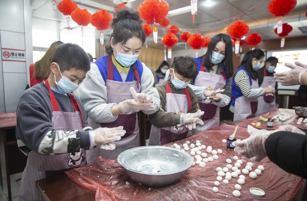 2022年2月10日，南谯区花园社区新时代文明实践站开展了&ldquo;搓元宵猜灯谜，老少共度团圆年&rdquo;主题活动 (4).jpg