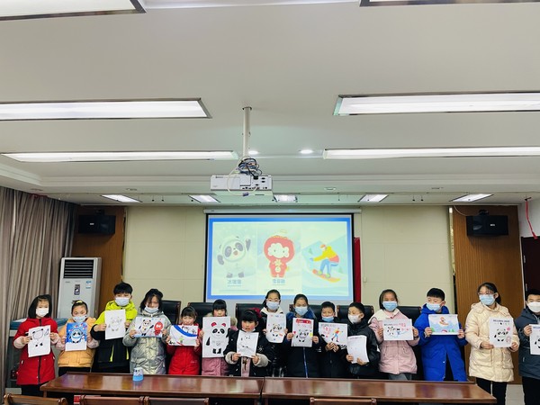 滁州市南谯区银花街道红庙社区新时代文明实践站，2022年2月11日，开展“童心绘画 助力冬奥”主题未成年人活动（拍摄作者：红庙社区高超) (2).jpg