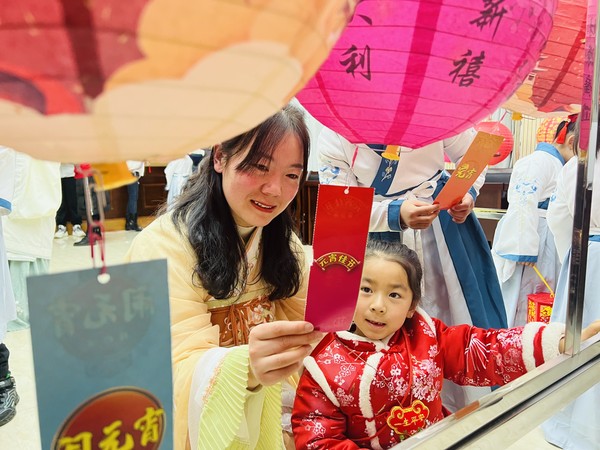 2022年2月11日东坡社区开展&ldquo;欢欢喜喜猜灯谜，龙腾虎跃闹元宵&rdquo;我们的节日.元宵活动（拍摄人：韩媛媛，拍摄单位：东坡社区） (15).jpg