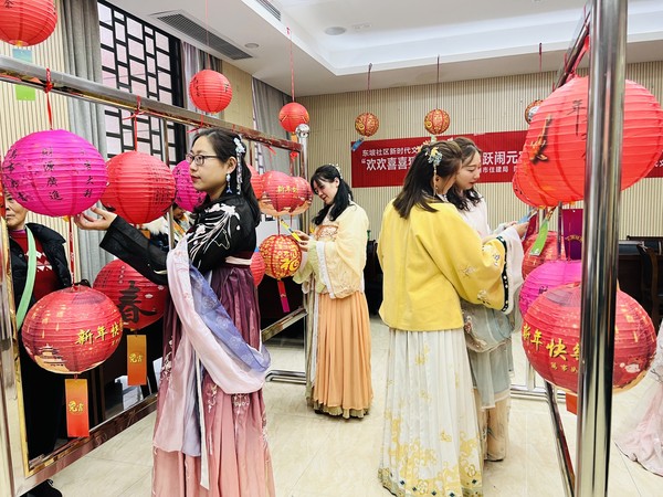 2022年2月11日东坡社区开展&ldquo;欢欢喜喜猜灯谜，龙腾虎跃闹元宵&rdquo;我们的节日.元宵活动（拍摄人：韩媛媛，拍摄单位：东坡社区） (8).jpg