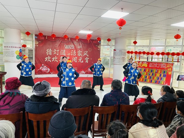 2022年2月14日，滁州市南谯区银花街道红庙社区新时代文明实践站，开展“猜灯谜 话家风 欢欢喜喜闹元宵”主题活动（拍摄作者：红庙社区高超） (2).JPG