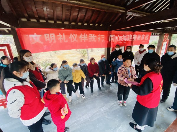 2022年2月10日 龙蟠街道新时代文明实践所 陡岗社区新时代文明实践站开展“文明礼仪伴我行，同心共建美丽家园”志愿宣讲活动（拍摄单位：陡岗社区 拍摄人：高茜子） (2).JPG