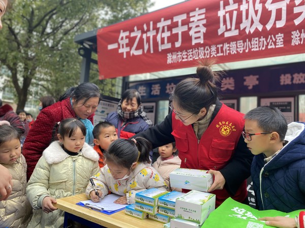 2022年1月14日 陡岗社区联合滁州市垃圾分类管理中心开展“一年之计在于春，垃圾分类分一分“志愿服务活动 （拍摄单位：陡岗社区，拍摄人：高茜子）(3).JPG
