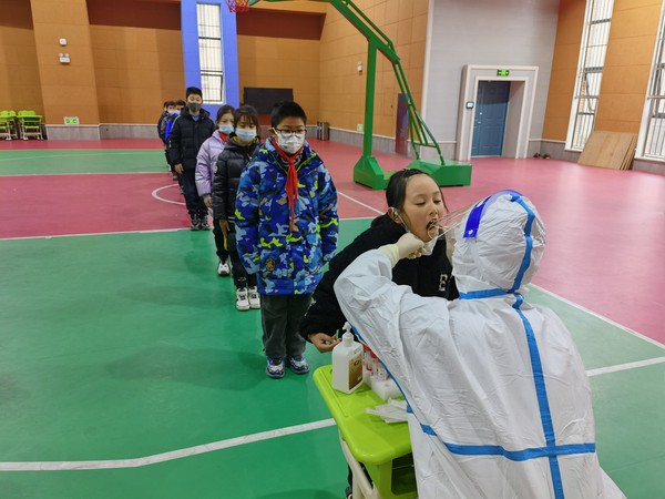 2022年2月15日永乐小学全员师生免费核酸检测现场.jpg