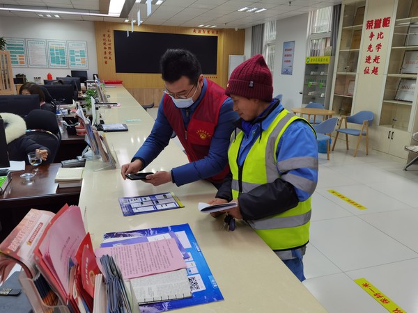 2022年2月14日，滁州市救助管理站联合红庙社区新时代文明实践站开展“智慧助老，远离诈骗”主题志愿服务活动，帮助老年人安装电信反诈APP。（拍摄作者：红庙社区刘申昇） (1).jpg