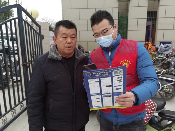 2022年2月14日，滁州市救助管理站联合红庙社区新时代文明实践站开展“智慧助老，远离诈骗”主题志愿服务活动，帮助老年人安装电信反诈APP。（拍摄作者：红庙社区刘申昇） (2).jpg
