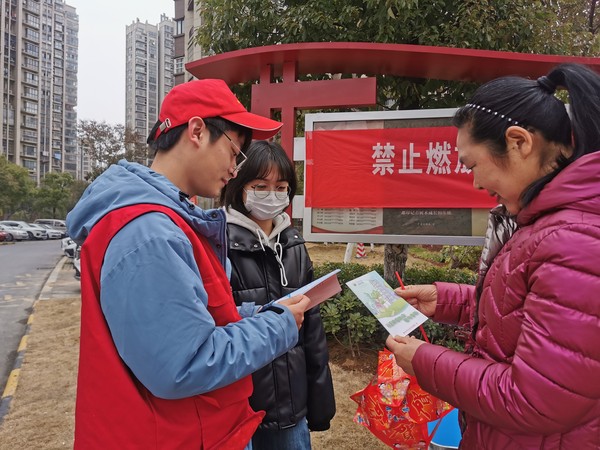 2022年2月14日，发能国际城社区携手滁州市生态环境局开展“禁止燃放烟花爆竹 减少大气环境污染”主题活动。（拍摄单位：发能国际城社区 拍摄者：薛瑶） (1).jpg