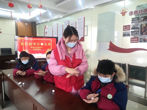 2022年2月11日，徐岗社区新时代文明实践站组织未成年人开展猜灯谜做汤圆。我们的节日-元宵主题活动。（拍摄者：银花街道徐岗社区 黄李义） (2).jpg