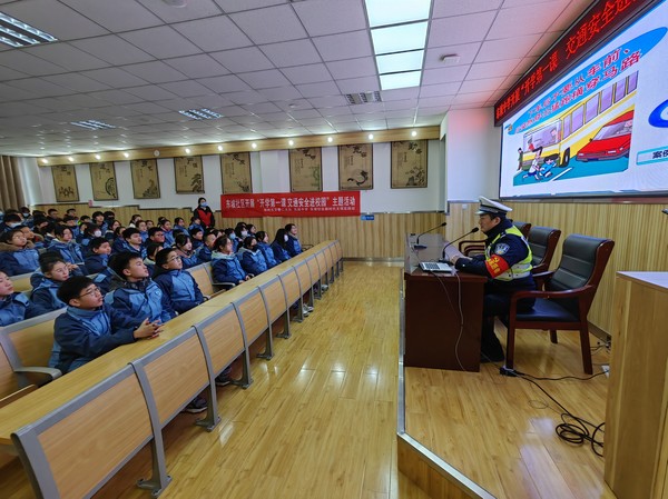 2022年2月17日东坡社区联合交警二大队、东坡中学开展“开学第一课、交通安全进校园”主题活动（拍摄人：韩媛媛，拍摄单位：东坡社区） (19).jpg