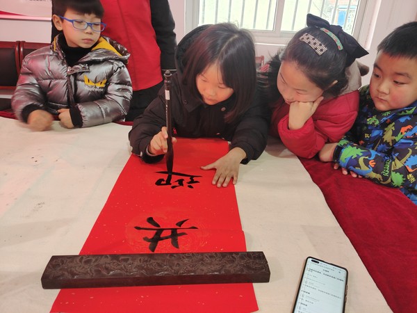 乌衣镇志愿者组织辖区青少年写春联迎新春.jpg
