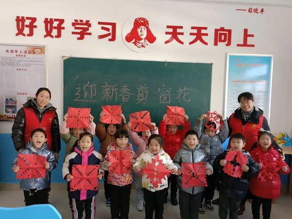 乌衣镇志愿者组织辖区青少年在复兴少年宫开展&ldquo;迎新春 剪窗花&rdquo;活动.jpg