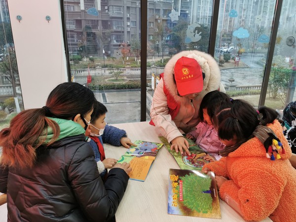 2022年2月11日，发能国际城社区新时代文明实践站开展“同悦书香 相伴成长”主题亲子阅读活动。（拍摄单位：发能国际城社区 拍摄者：薛瑶） (1).jpg