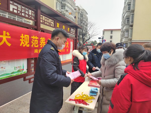 2022年2月18日新建社区新时代文明实践站组织志愿者联合社区城管开展文明养犬宣传活动（拍摄者：张诚，活动单位：新建社区）.jpg