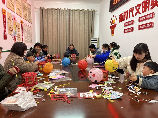 2022年2月14日黄泥岗镇祝郢村农家书屋开展“迎元宵花灯制作”主题活动..JPG