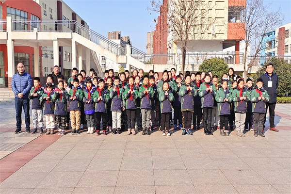 3.颁发“七彩之星”奖章.jpg