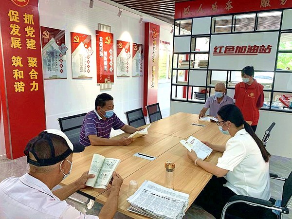 乌衣镇吕赵社区红色驿站“充电”.jpg