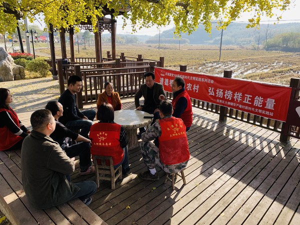 2021年11月15日，南谯区道德模范朱含龙为群众剖析自己超出常人的努力和业绩，为这个时代演绎闪光的正能量。拍摄者：贾志雪。单位：华严庵村.png
