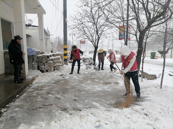 2022年2月7日大柳镇华严庵村组织志愿者清扫孤寡老人门前道路积雪（拍摄者：金德芹；拍摄单位：大柳镇华严庵村）.jpg