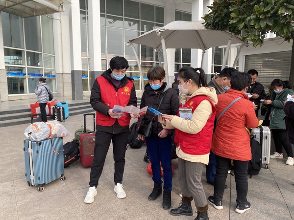 2月22日南谯区司法局在滁州北站开展农民工法治宣传1.jpg