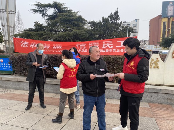2月22日南谯区司法局在滁州北站开展农民工法治宣传2.jpg