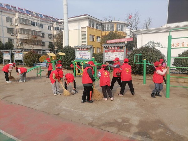 擦洗小区健身器材.jpg