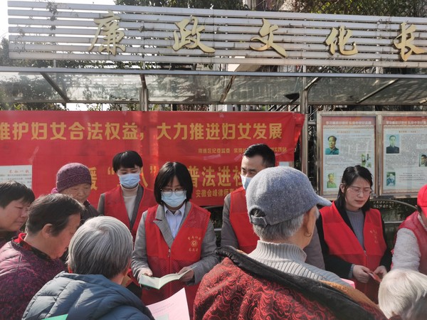 2022年3月7日，紫南社区新时代文明实践站开展“维护妇女合法权益 大力推进妇女发展”主题普法活动。 拍摄者：齐志明   工作单位：紫南社区 (5).jpg