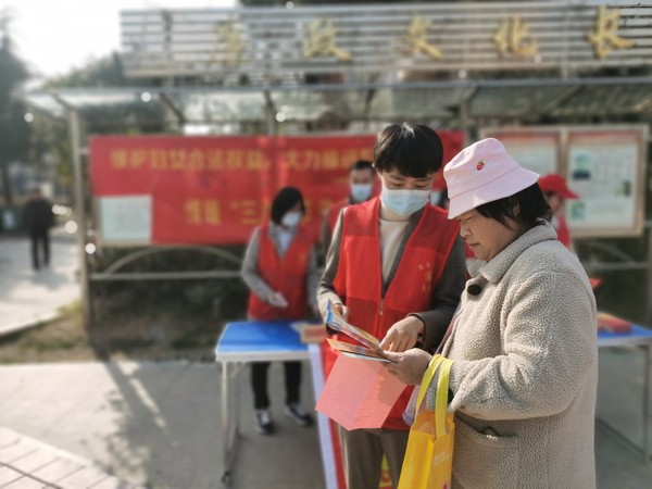 2022年3月7日，紫南社区新时代文明实践站开展“维护妇女合法权益 大力推进妇女发展”主题普法活动。 拍摄者：齐志明   工作单位：紫南社区 (6).jpg