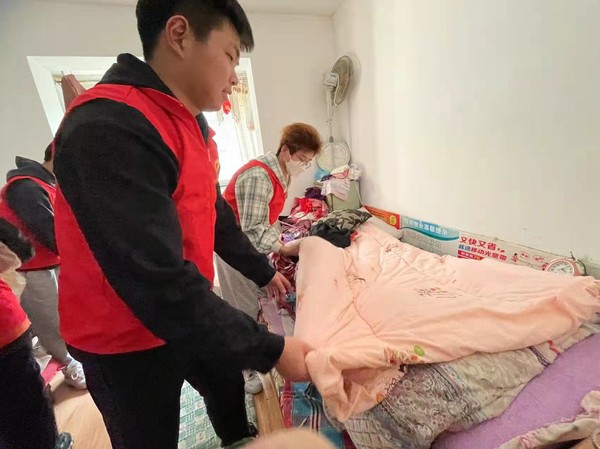 2022年3月8日，文昌花园社区开展“关爱女性 情暖三八”学雷锋志愿服务活动。（拍摄单位：文昌花园社区 拍摄人：周婷婷） (7).jpg