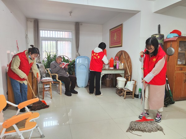3月2日辖区团员与志愿者关爱空巢老人图片1.jpg