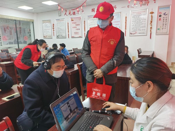 青年志愿者参与帮扶第23次全国&ldquo;爱耳日&rdquo;2022年3月1日龙蟠南苑社区在新时代文明实践站开展免费听力筛查活动.jpg