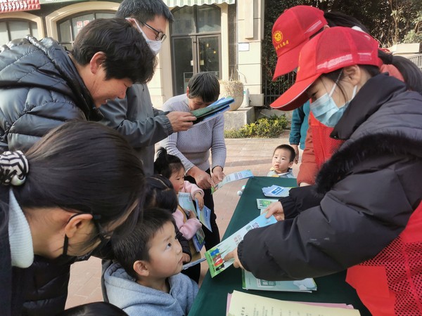 2022年3月3日，发能国际城社区携手市生态环境局开展“学雷锋创文明 环保志愿我先行”主题志愿服务活动（拍摄单位：发能国际城社区 拍摄者：薛瑶） (3).jpg