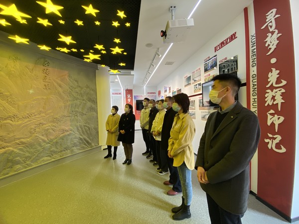 2022年3月10日发能国际城社区组织党员干部走进红色教育基地开展&ldquo;永远跟党走&rdquo;主题党员教育活动 (3).jpg